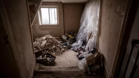 Remont mieszkania a bałagan na klatce schodowej